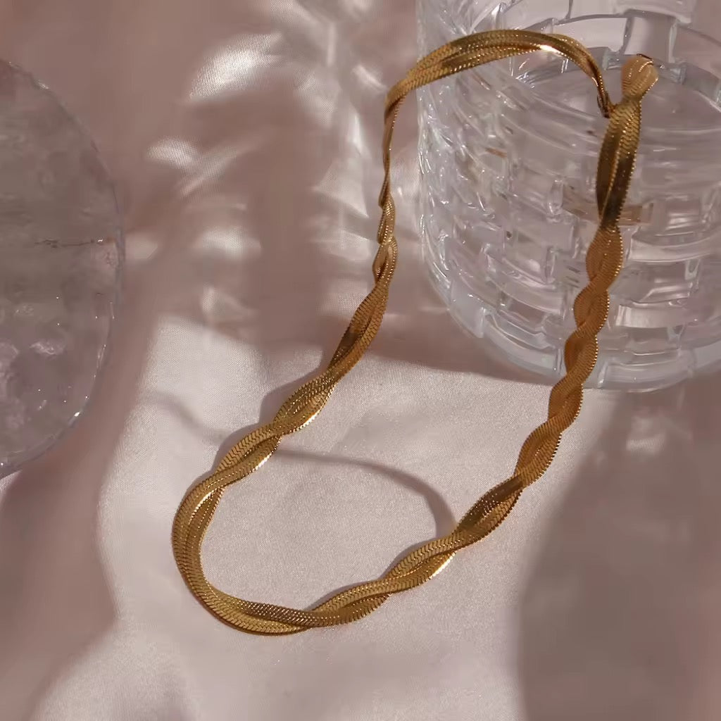 Double layer twisted necklace