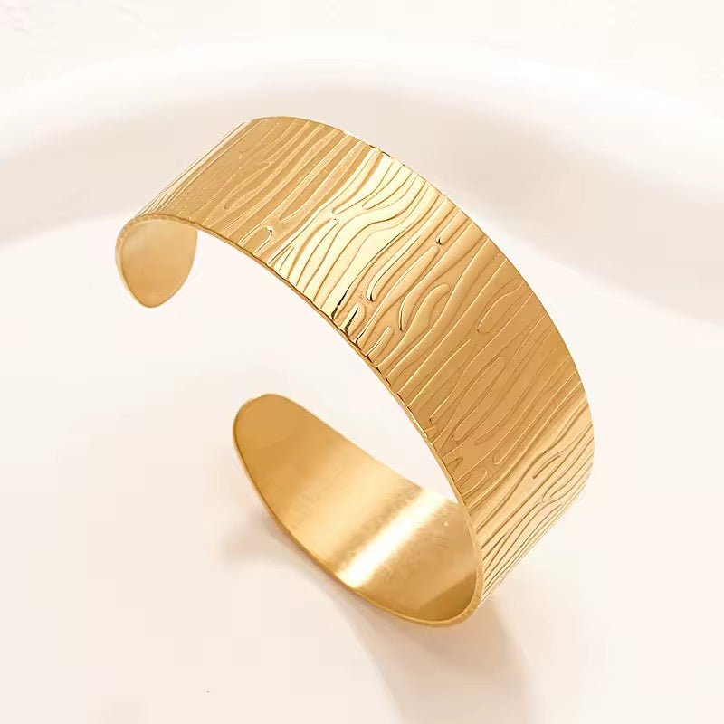 Sleek bangle